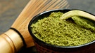 Pulver für Matcha-Tee | Bild: picture alliance / imageBROKER | Pfeiffer, J.