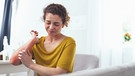 Neurodermitis: Frau kratzt sich am Arm | Bild: dpa-Bildfunk/Zinkevych