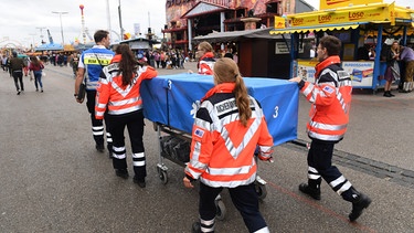 Sanitäter auf dem Oktoberfest | Bild: picture alliance/dpa | Felix Hörhager