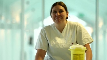Stefanie Obster bei der Arbeit als Krankenschwester | Bild: Screenshot BR