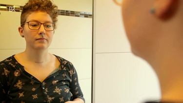 Inga Koch zeigt ihre Narbe von der Schilddrüsen-Operation. | Bild: Screenshot BR