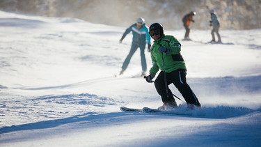 Eine befahrene Skipiste in der Erlebniswelt Garmisch-Classic. | Bild: BR/Julia Müller