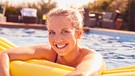 Sommer: Eine Frau badet im Pool. | Bild: picture-alliance/dpa