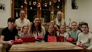 Großfamilie vor Adventskalender mit Geschenken  | Bild: BR