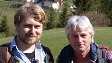 Werner Schmidbauer (rechts) unterwegs mit Musiker und Sänger Stefan Dettl zum Ehrenstrasser Kreuz (1234 Meter) in Tirol. | Bild: BR/Werner Schmidbauer