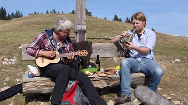 Werner Schmidbauer (links) und Stefan Dettl musizieren am Ehrenstrasser Kreuz (1.234 Meter) in Tirol. | Bild: BR/Werner Schmidbauer