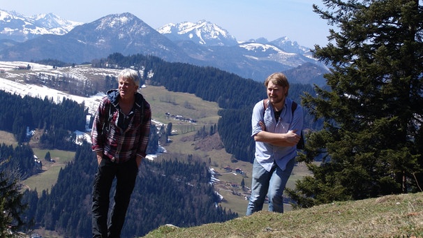 Werner Schmidbauer (links) wandert mit Stefan Dettl auf das Ehrenstrasser Kreuz (1234 Meter) in Tirol. | Bild: BR/Werner Schmidbauer