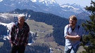 Werner Schmidbauer (links) wandert mit Stefan Dettl auf das Ehrenstrasser Kreuz (1234 Meter) in Tirol. | Bild: BR/Werner Schmidbauer