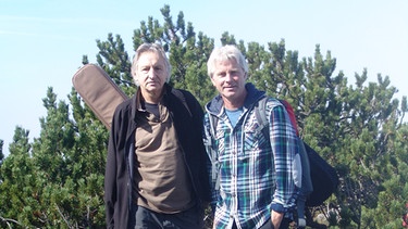 Werner Schmidbauer (rechts) wandert mit dem Kabarettisten und Liedermacher Georg Ringsgwandl zum Gipfel des 1720 Meter hohen Wildalpjoch im Sudelfeld. | Bild: BR/Werner Schmidbauer