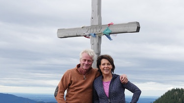 Werner Schmidbauer mit Janina Hartwig auf dem Elbacher Kreuz (1512 m) oberhalb von Gaitau bei Bayrischzell. | Bild: BR/Werner Schmidbauer