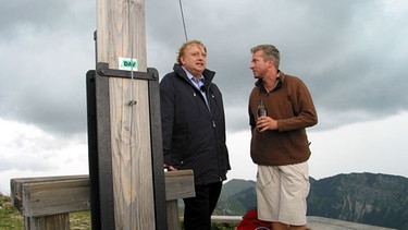 Werner Schmidbauer wandert mit Alfons Schuhbeck auf den Hirschberg. | Bild: BR/Werner Schmidbauer