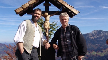 Werner Schmidbauer wandert mit Sepp Daxenberger auf den Grünstein. | Bild: BR/Werner Schmidbauer