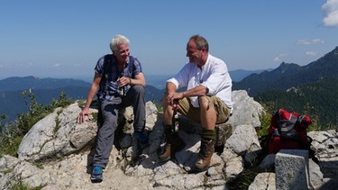 Werner Schmidbauer wandert mit Rainer Maria Schießler auf den Rabenkopf. | Bild: BR/Werner Schmidbauer