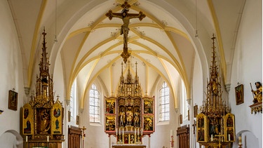 Innenraum der spätgotischen Kirche St. Jakobus in Rabenden, Oberbayern. | Bild: picture alliance / imageBROKER | Raimund Kutter