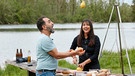 Adnan jongliert mit Zitronen, während Ivana eine Zitrone halbiert. | Bild: BR/Yalla Productions GmbH/Marian Mok