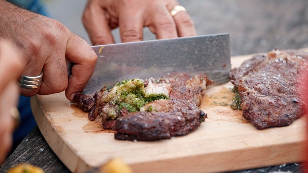  Mit Koriander-Pesto gefülltes Rib-Eye-Steak. | Bild: BR/Yalla Productions GmbH/Marian Mok