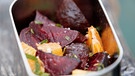 Rote Beete Salat mit gegrillten Zitrusfrüchten und Minze. | Bild: BR/Yalla Productions GmbH/Marian Mok