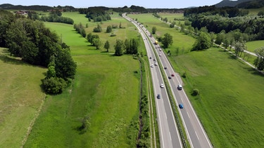 Aufsicht auf eine Autobahn in grüner Landschaft | Bild: BR