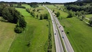 Aufsicht auf eine Autobahn in grüner Landschaft | Bild: BR