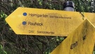 Hinweisschild beim Bergwandern mit Zeitangabe | Bild: BR