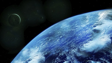 Die Erde aus dem Weltraum betrachtet mit sichtbarer Atmosphäre und Wolken vor dem dunklen Hintergrund des Kosmos. | Bild: picture alliance / imageBROKER/mastak80