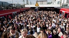 Gedränge auf einem S-Bahn Bahnsteig in München. Szene während des Oktoberfests. Abstandsregeln können hier nicht mehr eingehalten werden. | Bild: picture-alliance/dpa