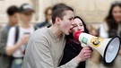 Zwei junge Frauen mit Megaphone auf einer Demo. | Bild: BR/Gut zu wissen