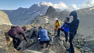 Forscherteam bei einer Expedition in den Schweizer Alpen   | Bild: BR