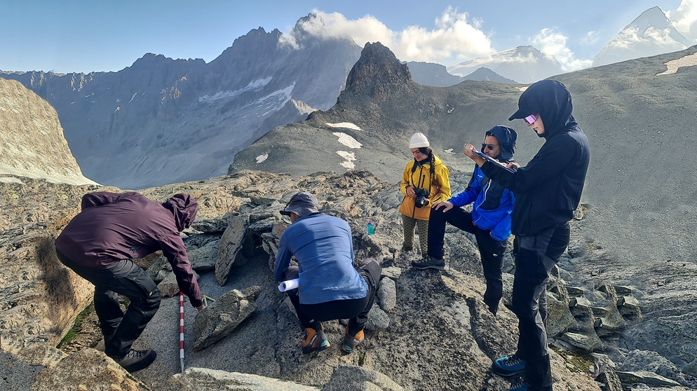 Forscherteam bei einer Expedition in den Schweizer Alpen   | Bild: BR