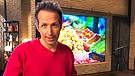 "Gut zu wissen"-Moderator Willi Weitzel. Hintergrund ein Bild mit Gemüse. Was kosten Lebensmittel wirklich?  | Bild: BR/Gut zu wissen