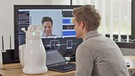Philip Häusser spricht mit einem Roboter. Kann der Roboter seine Emotionen erkennen und darauf reagieren? | Bild: BR