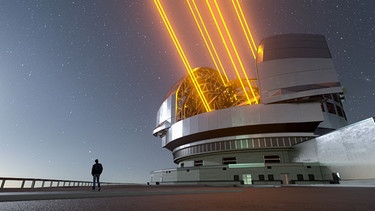 Sternwarte mit Strahlen in den Himmel/ESO Grafik | Bild: Europäischen Südsternwarte ESO