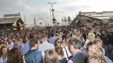 Menschenmassen auf der Wiesn - Symbolbild | Bild: picture-alliance