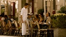 Toni (Wolfgang Fierek, vorne rechts) in seinem zweiten Zuhause im Cafe Schwabing.  | Bild: BR