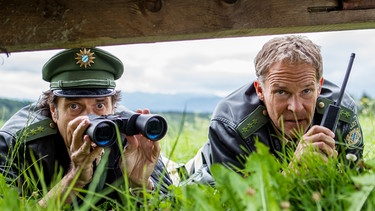 Im Revier gehen empörte Beschwerden ein: Ein Nacktjogger treibt in Wolfratshausen sein Unwesen und die Polizei soll dem ein Ende setzen. Hubert (Christian Tramitz, rechts) und Staller (Helmfried von Lüttichau, links) legen sich auf die Lauer. | Bild: ARD/BR/TMG/Christian Hirschhäuser