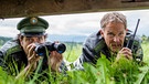 Im Revier gehen empörte Beschwerden ein: Ein Nacktjogger treibt in Wolfratshausen sein Unwesen und die Polizei soll dem ein Ende setzen. Hubert (Christian Tramitz, rechts) und Staller (Helmfried von Lüttichau, links) legen sich auf die Lauer. | Bild: ARD/BR/TMG/Christian Hirschhäuser