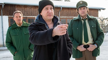 Hubert (Christian Tramitz, links) und Staller (Helmfried von Lüttichau, rechts) auf dem Boxerhof mit dem Sozialarbeiter Norbert Dorfner (Mario Irrek). | Bild: ARD/BR/TMG/Chris Hirschhäuser