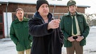 Hubert (Christian Tramitz, links) und Staller (Helmfried von Lüttichau, rechts) auf dem Boxerhof mit dem Sozialarbeiter Norbert Dorfner (Mario Irrek). | Bild: ARD/BR/TMG/Chris Hirschhäuser