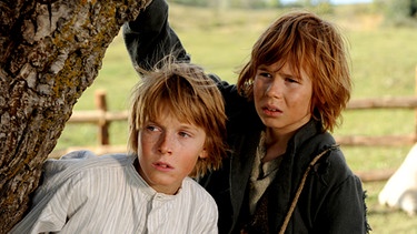 Von links: Tom (Louis Hofmann) und Huck (Leon Seidel). | Bild: Majestic