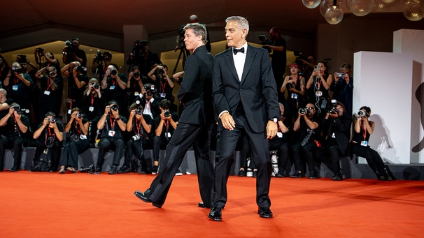 George Clooney und Brad Pitt Filmfest Venedig Wolfs Premiere RC | Bild: picture-alliance/dpa/Luca Carlino