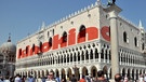 Markusplatz in Venedig mit "kinokino"-Schriftzug | Bild: picture-alliance/dpa; Montage: BR