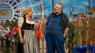 Im Dauerstreit: Wiesnwirtin Heidi (Ursula Maria Burkhart) und ihr Exmann Titus (Dieter Fischer). | Bild: BR/ip media/Peter Krivograd