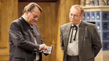  Der Komödienstadel - Minister gesucht: Franz Xaver Stapler (Gerd Fitz, links) und sein "selbstloser" Freund Florian Rutzmoser (Toni Berger).   | Bild: BR/Kurt Bauer