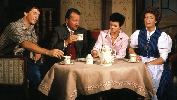 Kaffeetrinken im Hause Holzinger. Von links: Sohn Sepp (Hans Kraus), Schwager Pepi, der gute Geist der Familie (Gerd Fitz), Tochter Evi (Gabriele Grund) und Franzi Holzinger (Katharina de Bruyn). | Bild: BR / Foto Sessner