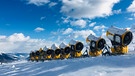 Viele Schneekanonen stehen hintereinander neben der Skipiste im Zillertal. | Bild: picture alliance / imageBROKER | Moritz Wolf