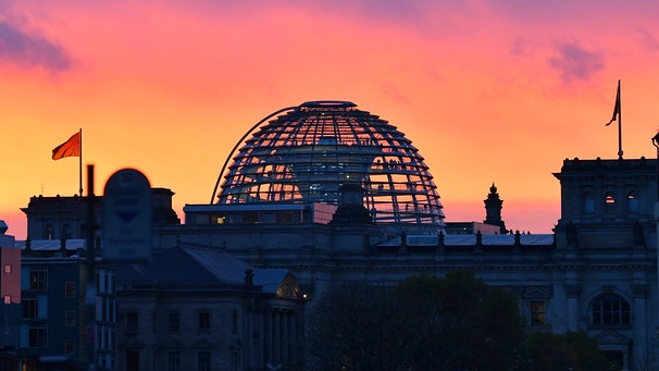 Das Reichstagsgebäude am Platz der Republik in Berlin ist seit 1999 Sitz des Deutschen Bundestages.  | Bild: picture alliance / Xinhua News Agency | Ren Pengfei