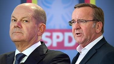 Olaf Scholz (SPD), Bundeskanzler (links), und Boris Pistorius (SPD), Bundesminister der Verteidigung (rechts) | Bild: picture alliance / SVEN SIMON | Frank Hoermann, Montage: dpa