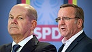 Olaf Scholz (SPD), Bundeskanzler (links), und Boris Pistorius (SPD), Bundesminister der Verteidigung (rechts) | Bild: picture alliance / SVEN SIMON | Frank Hoermann, Montage: dpa