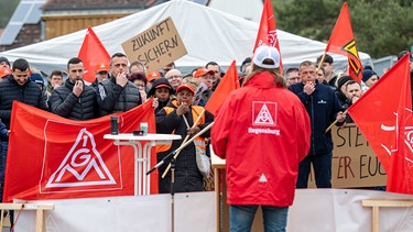 Zahlreiche streikende Mitarbeiter nehmen an einer Kundgebung der IG-Metall teil. | Bild: picture alliance/dpa | Armin Weigel