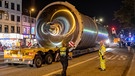 Ein XXL-Schwertransport in der Nacht  | Bild: picture alliance/dpa | Bodo Marks